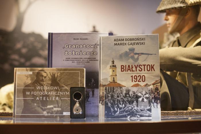 Pakiet trzech książek skomponowany z okazji 102 rocznicy odzyskania niepodległości przez miasto Białystok.